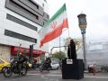 ¿Qué ha fracturado el diálogo en Islamabad? Las líneas rojas que separan a EEUU e Irán TUna mujer sujeta una bandera de Irán en el centro de Teherán