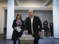 Viktor Orban y su esposa, Aniko Levai, emitiendo sus votos en las elecciones generales de Hungría, este domingo