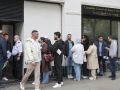 El Supremo rechaza la suspensión urgente del decreto de regularización de inmigrantes Ciudadanos de Marruecos en el consulado general de Bilbao tramitan documentación para regularizar su situación