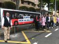 Seoane anuncia “unha moi gorda na parada de bus de Santa Cristina” Imagen de una protesta del Ayuntamiento de Oleiros en la parada de bus de Santa Cristina, en 2023