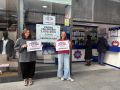 Ana Ledesma y María Iglesias, con el cartel del ganador, ante la administración El Décimo