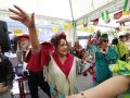Los vecinos de la zona se animaron a bailar sevillanas y beber rebujito