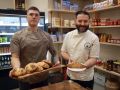 Álex Cundís y Luca Noviello, de Terra Mia, con uno de los desayunos típicos