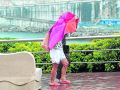 Dos bañistas, sorprendidos por la lluvia en una jornada de verano
