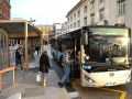 Viajeros subiendo al autobús en la nueva parada de Manuel Casás