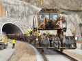 El tren carrilero, durante la colocación de las vías en la obra del acceso ferroviario a Langosteira