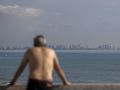 Un hombre contempla la playa de la Malvarrosa en Valencia