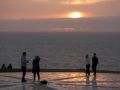 Varias personas, este sábado, en el ocaso, en la Rosa de los Vientos