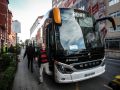 Un viajero se baja de un bus fletado por Renfe, en el anterior paro ferroviario de la estación de tren de A Coruña