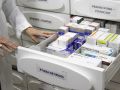 Una farmacéutica muestra varios medicamentos ordenados para su venta