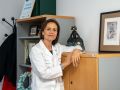 A Coruña oferta este año 105 plazas para residentes de Medicina La presidenta de docencia del Chuac, Charo López Rico, en su despacho