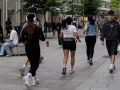 Un grupo de corredores del Oysho Running Club avanzan por la calle Compostela durante el entrenamiento del martes