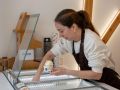 Una empleada de Bico de Xeado prepara un helado en la tienda ubicada en la avenida de La Marina, en A Coruña
