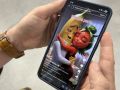 Un usuario sigue una ‘frutinovela’ desde su móvil