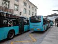Autobuses estacionados en doble fila en la parada de Manuel Casás, esta misma semana