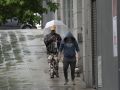 Transeúntes bajo la lluvia, hoy
