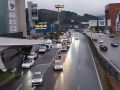 El gran número de visitantes colapsa el tráfico en el entorno de Marineda City Atascos en el acceso a Marineda City