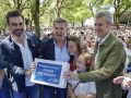 Diego Calvo, Feijóo y Rueda, en la romería popular de O Pino del pasado añoO PINO (A CORUÑA), 24/05/2025.- El líder del PP, Alberto Núñez Feijóo (c), el presidente de la Xunta, Alfonso Rueda (d), y sus hijas, y el presidente provincial, Diego Calvo (i), posan al inicio de la romería provincial de los populares en A Coruña, este sábado. EFE/ Lavandeira Jr