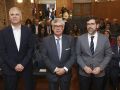 El presidente de la Confederación de Empresarios de Galicia, Juan Manuel Vieites (c) acompañado por el profesor de economía de la USC, Santiago Lago (i) y por el secretario general de Emprego de la Xunta, Pablo Fernández (d)