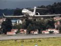 Un avión aterriza en la pista del aeródromo de Alvedro