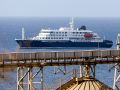 FOTODELDÍA Praia (Cabo Verde), 04/05/2026.- El crucero holandés MV Hondius se encuentra anclado frente a la costa de la ciudad de Praia, en la isla de Santiago, Cabo Verde, este lunes, tras la muerte de tres personas a bordo a causa de un síndrome respiratorio agudo. La Organización Mundial de la Salud (OMS) informó de un caso confirmado y cinco casos sospechosos adicionales de infección por hantavirus en el buque que navega en el océano Atlántico. Tres de los afectados han fallecido y uno se encuentra actualmente en cuidados intensivos en Sudáfrica. EFE/ Elton Monteiro