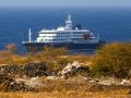 El crucero MV Hondius, donde se produjo el brote de hantavirus, frente a las costas de Cabo Verde