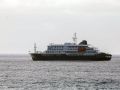 El crucero MV Hondius, donde se produjo el brote de hantavirus, frente a las costas de Cabo Verde