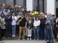 Más de un centenar de vecinos muestran su rechazo por el asesinato machista en Tenerife Los familiares de la víctima, a las puertas del Ayuntamiento de Santa Úrsula, durante el acto celebrado este jueves