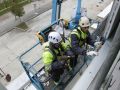 Obreros trabajando en el edificio prefabricado en Xuxán