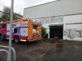 Los bomberos atendieron el incendio en el antiguo concesionario de Opel, en la Avenida de las Mariñas