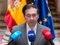 El ministro Albares, durante su comparecencia ante los medios, este domingo en el Palacio de Viana.