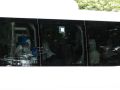 En un autobús blanco llegan los catorce españoles procedentes del 'MV Hondius' al hospital para comenzar la cuarentena
