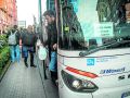 Viajeros se bajan del transporte alternativo de Renfe, durante el último corte en la estación de tren de A Coruña