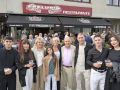 La familia Martínez posa ante el restaurante Preludio