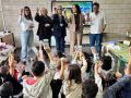 Do Campo, la segunda por la derecha, ayer en el CEIP Galán