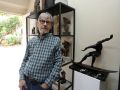 El escultor José Castiñeiras posa junto a la maqueta de Los Surfistas, este miércoles, en su taller