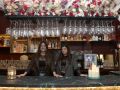 Romina Rodrigues y Simona Évola, responsables de la coctelería y camareras de la nueva Casiña, posan para El Ideal Gallego en el remozado local de la calle Mantelería