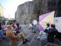 25 mayo 2023A Coruña.- Giró la antepenúltima jornada de campaña electoral entorno a la cultura y la forma en que cada una de las propuestas que corren hacia la alcaldía la conciben en su programa. No solamente se trató de promesas, sino en este caso de un tema más de enfoque y estructural, con miradas tanto al pasado como al futuro.Decir cultura es tocarle la fibra sensible a José Manuel Sande, candidato de Por Coruña, la lista que engloba a Podemos, Esquerda Unida y Alianza Verde. El que fuera precisamente concejal de ese área durante el mandato de la Marea, cuatro años a los que referenció constantemente como %u201Ca anterior etapa%u201D, eligió como marco para la sesión de tarde la explanada del Palacio de la Ópera