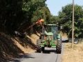 Un tractor desbrozando en Culleredo