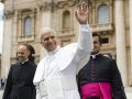 El papa saluda a los fieles en el Vaticano