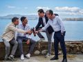 17 mayo 2026MÁLAGA, 16/05/2026.- El presidente de la Junta y candidato del PP a la reelección, Juanma Moreno (2d), aprovechó para tomar un aperitivo con unos amigos en los Baños del Carmen este sábado de reflexión. EFE/PP-A **SOLO USO EDITORIAL/SOLO DISPONIBLE PARA ILUSTRAR LA NOTICIA QUE ACOMPAÑA (CRÉDITO OBLIGATORIO)***