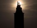 El sol iluminando la Torre de Hércules en pleno ‘ensayo’ del eclipse del próximo mes de agosto
