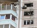 Varias personas inspeccionan los daños en un edificio atacado en Moscú