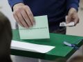 Un hombre ejerce su derecho al voto en las elecciones andaluzas