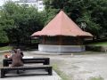 Los antiguos quioscos del parque de Santa Margarita volverán a la vida Dos personas en una mesa próxima a uno de los quioscos del parque