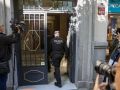 MADRID, 19/05/2026.- Agentes de la Policía Nacional acceden al edificio donde se encuentra la oficina del expresidente del Gobierno José Luis Rodríguez Zapatero durante un registro este martes en Madrid. El juzgado central de instrucción número 4 de la Audiencia Nacional ha citado el próximo 2 de junio como imputado al expresidente del Gobierno, el leonés José Luis Rodríguez Zapatero por organización criminal, tráfico de influencias y falsedad en la causa que investiga supuestos cobros de comisiones ilegales en el rescate de la compañía aérea Plus Ultra. EFE/ Rodrigo Jiménez