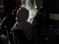 Una persona fuma en una terraza de Madrid