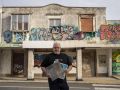 Javito PacháDJ Javito, a las puertas de la discoteca en la que fue residente, con discos icónicos como los de Chimo Bayo