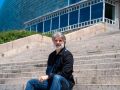 O escritor Iván García no exterior da Domus na Coruña