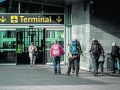 Un grupo de pasajeros accede a la terminal del aeropuerto
